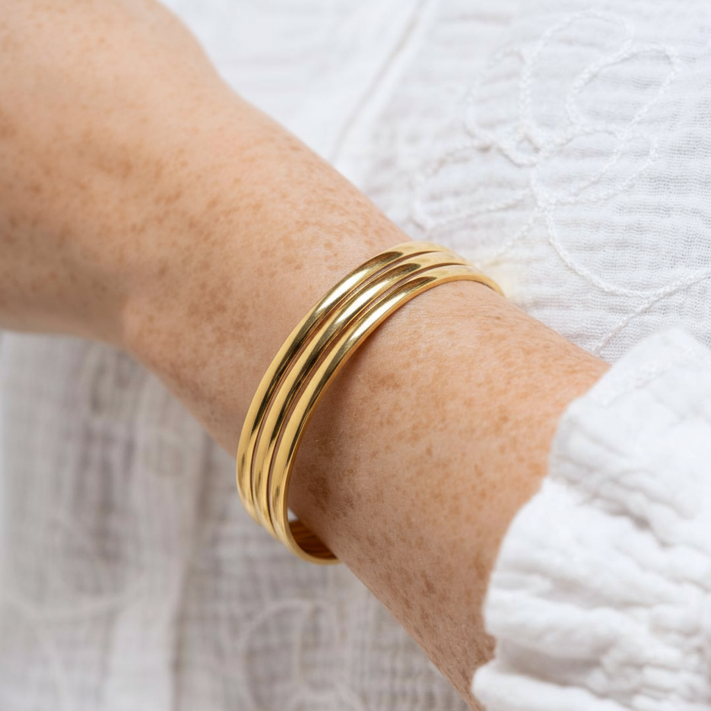 Goldfarbener Armreif aus Edelstahl – Dreireihiger, verstellbarer Damen-Armreif