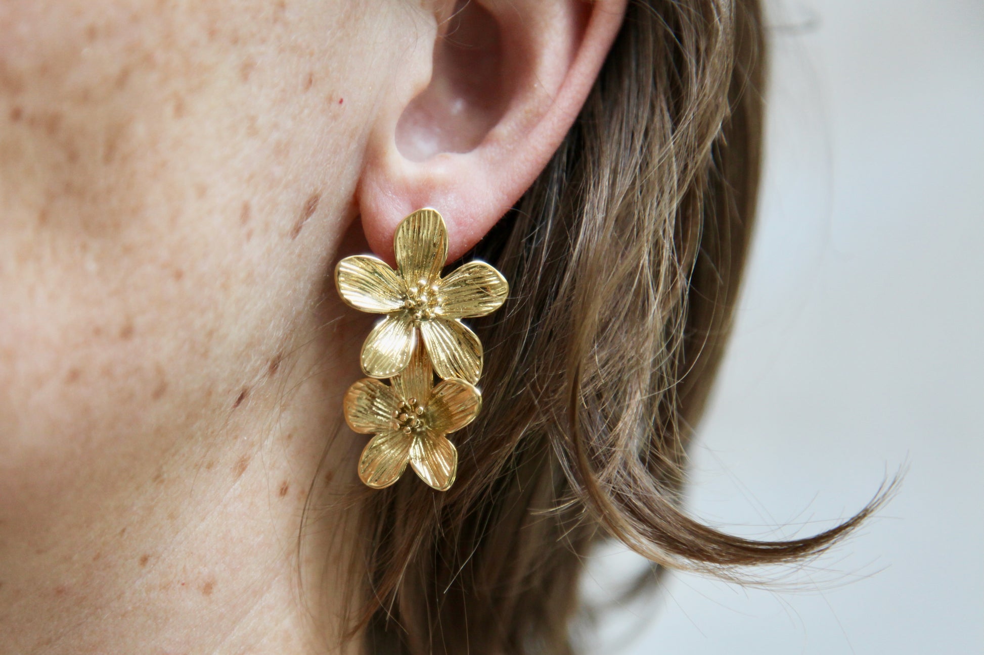 Doppelte Blumen-Ohrringe in goldfarbenem Edelstahl – Elegante goldene Blüten für einen raffinierten Look