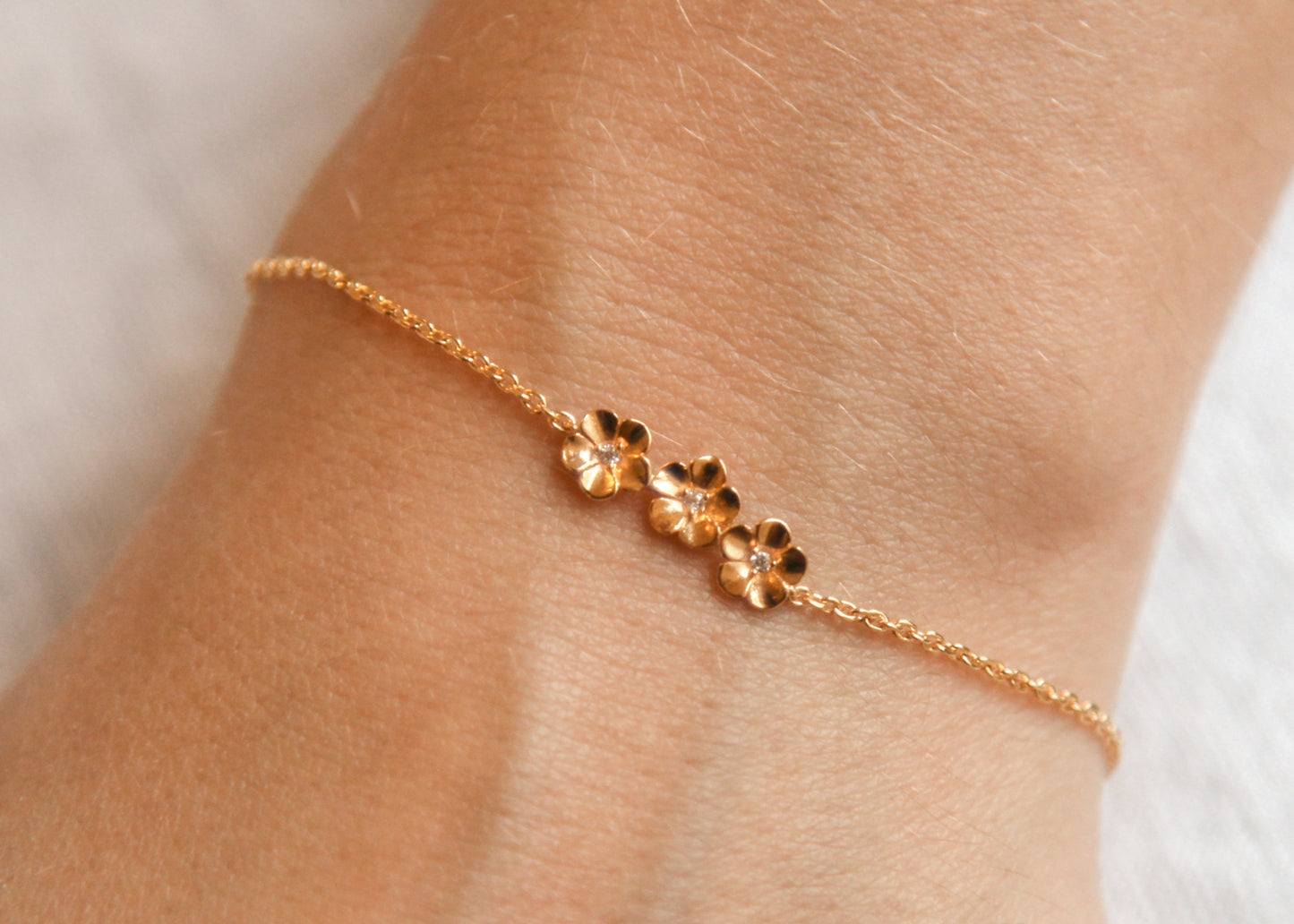 Zartes Blumenarmband vergoldet – mit drei filigranen Blüten