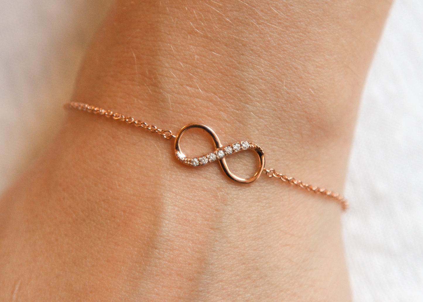 Unendlich-Armband mit Zirkonia 16 Karat rosé vergoldet