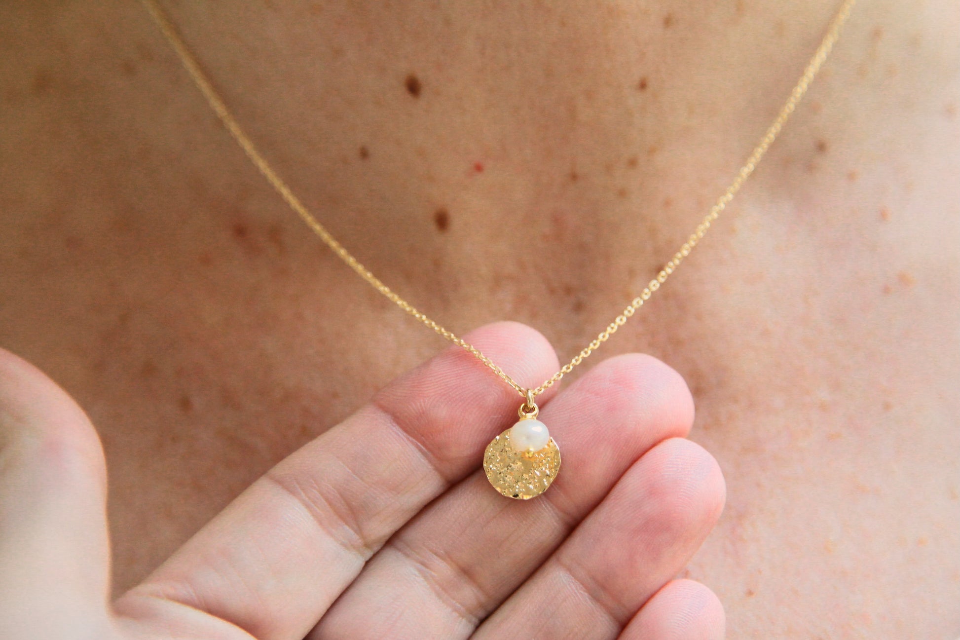 Kette Perlmutt & Plättchen-Anhänger vergoldet