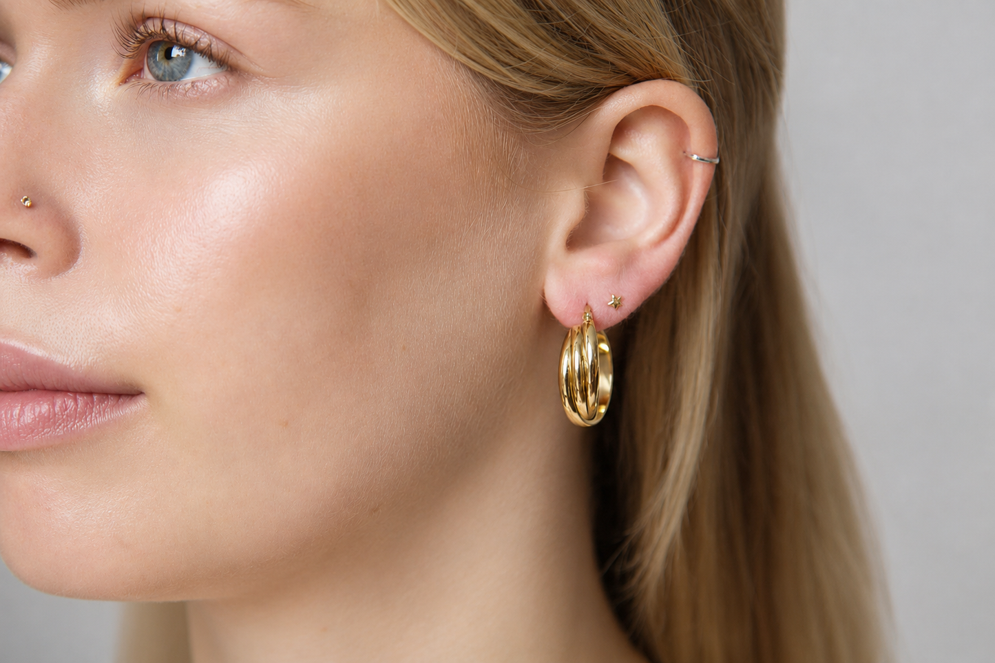 Goldene Creolen aus Edelstahl mit geriffeltem Design