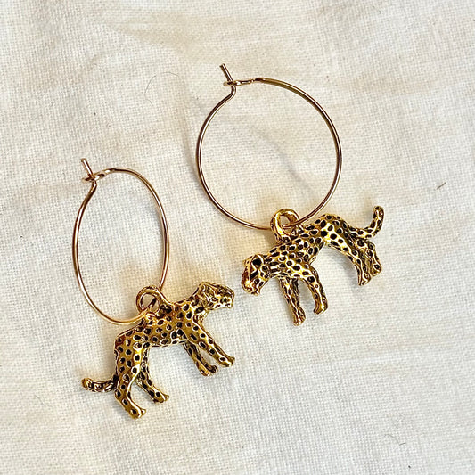 Vergoldete Creolen mit Leopard-Anhängern – elegante goldfarbene Ohrringe