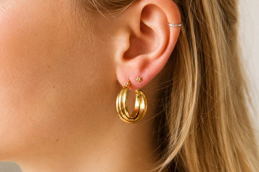 Goldene Creolen aus Edelstahl mit geriffeltem Design