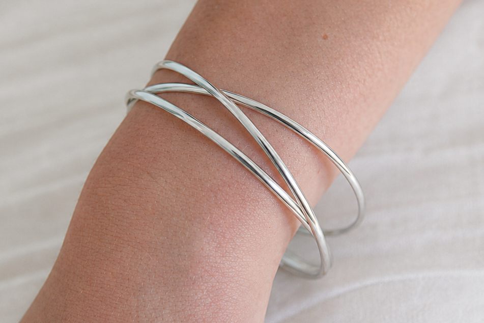 Dreifach ineinander verschlungener Armreif aus 925er Silber – Zeitlose Eleganz