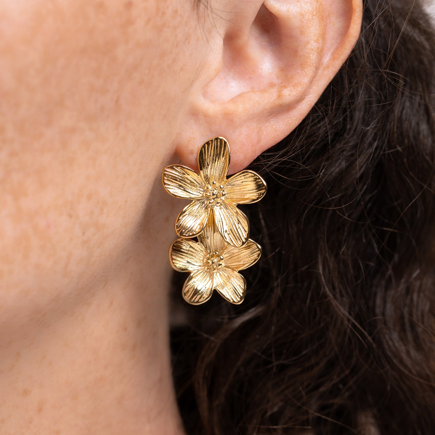 Doppelte Blumen-Ohrringe in goldfarbenem Edelstahl – Elegante goldene Blüten für einen raffinierten Look