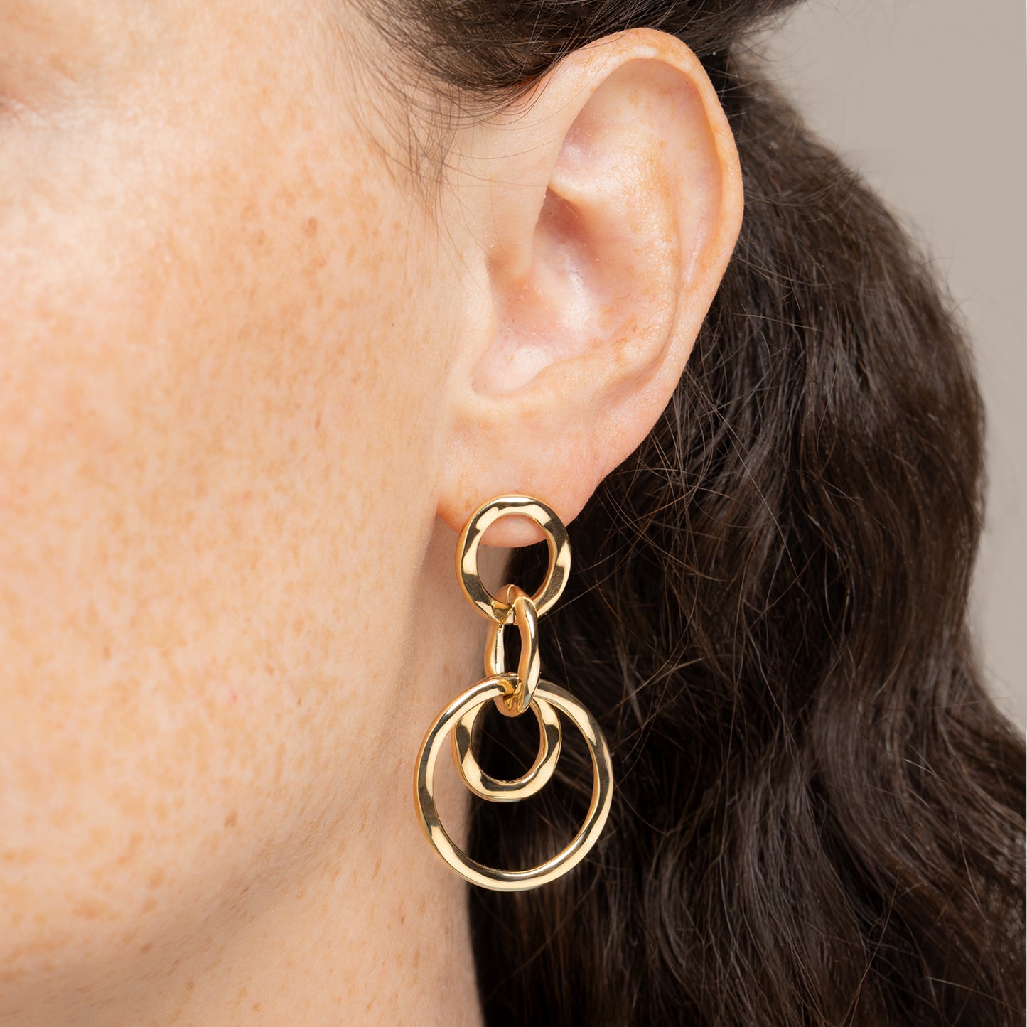 Goldfarbene Edelstahl-Ohrringe – Hängende Kreise, modernes Design
