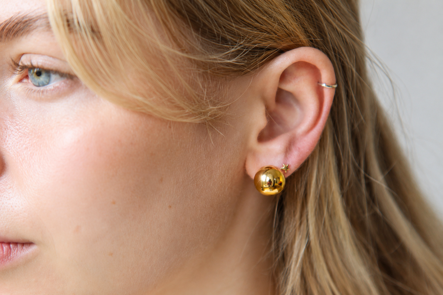 Goldene Kugel-Ohrstecker aus Edelstahl 12 mm
