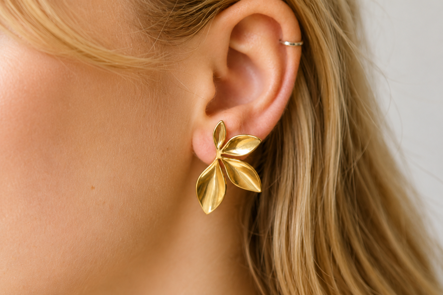 Goldene Ohrringe aus Edelstahl mit elegantem Blattdesign