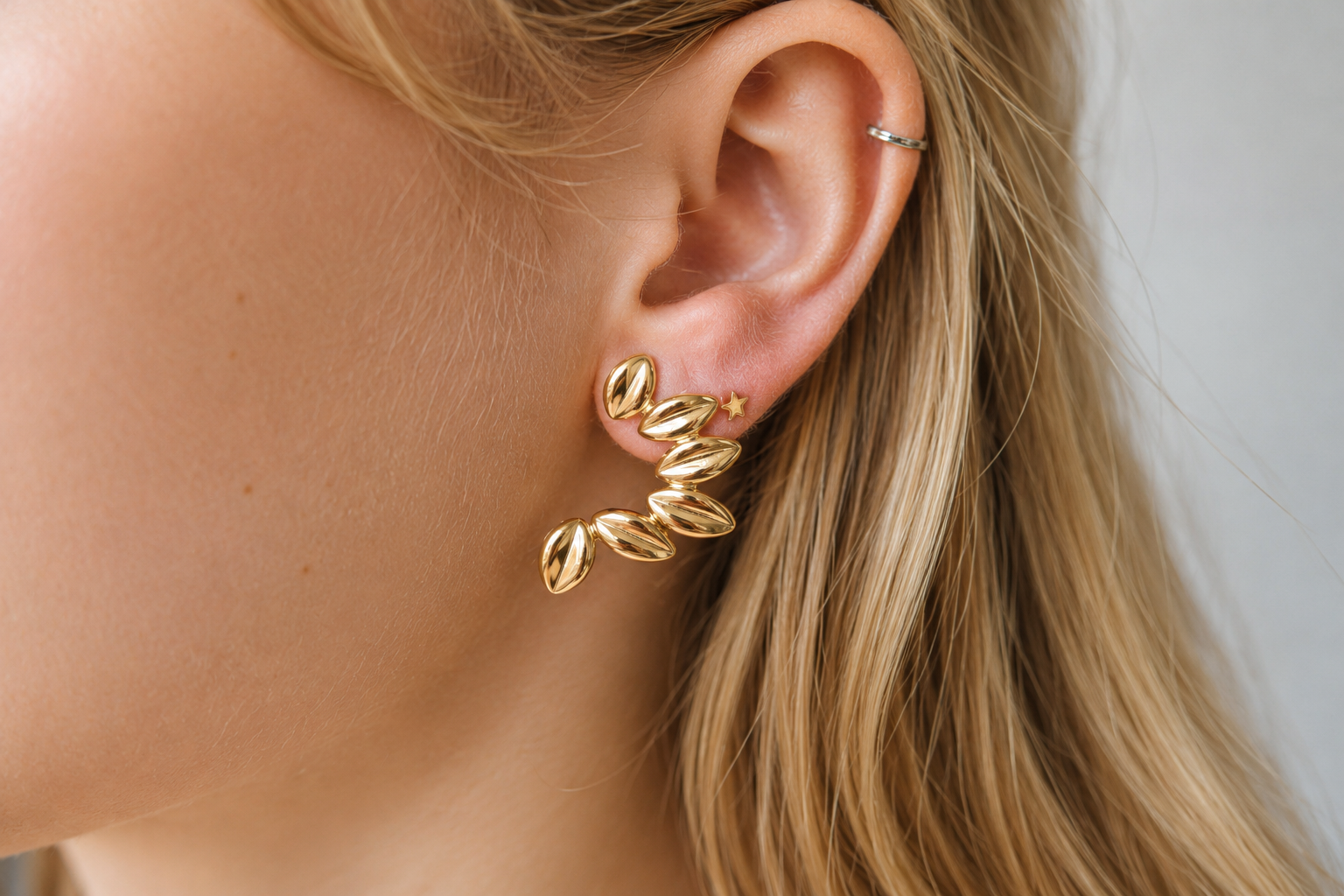 Goldene Statement-Ohrringe aus Edelstahl mit Blattdesign