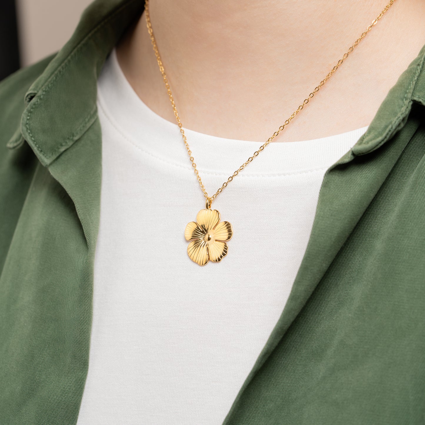Goldfarbene Blumen-Halskette aus Edelstahl – Wasserfest, langlebig & elegant