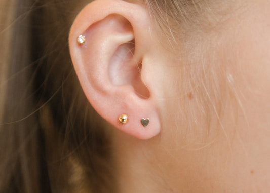 Vergoldete Herz Ohrringe – kleine goldene Ohrstecker, hypoallergen