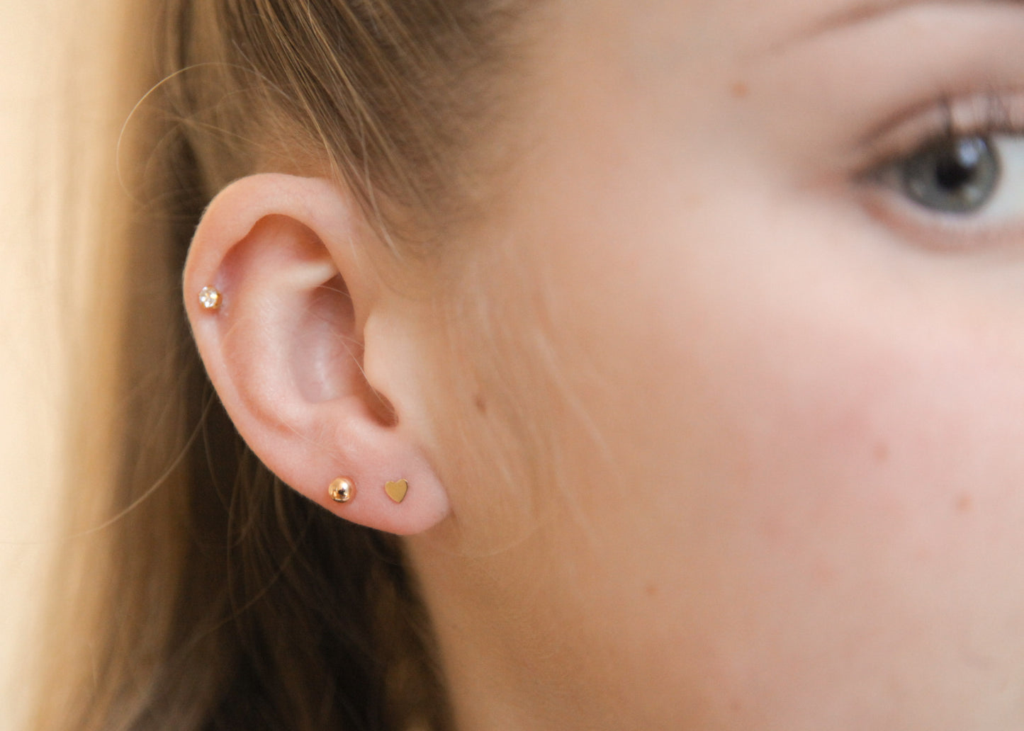 Vergoldete Herz Ohrringe – kleine goldene Ohrstecker, hypoallergen