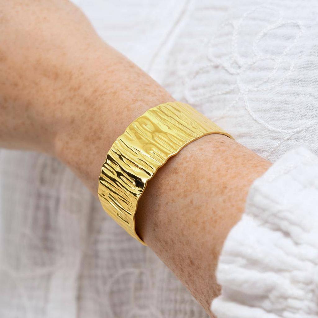 Breiter gehämmerter Armreif aus goldfarbenem Edelstahl – wasserfest