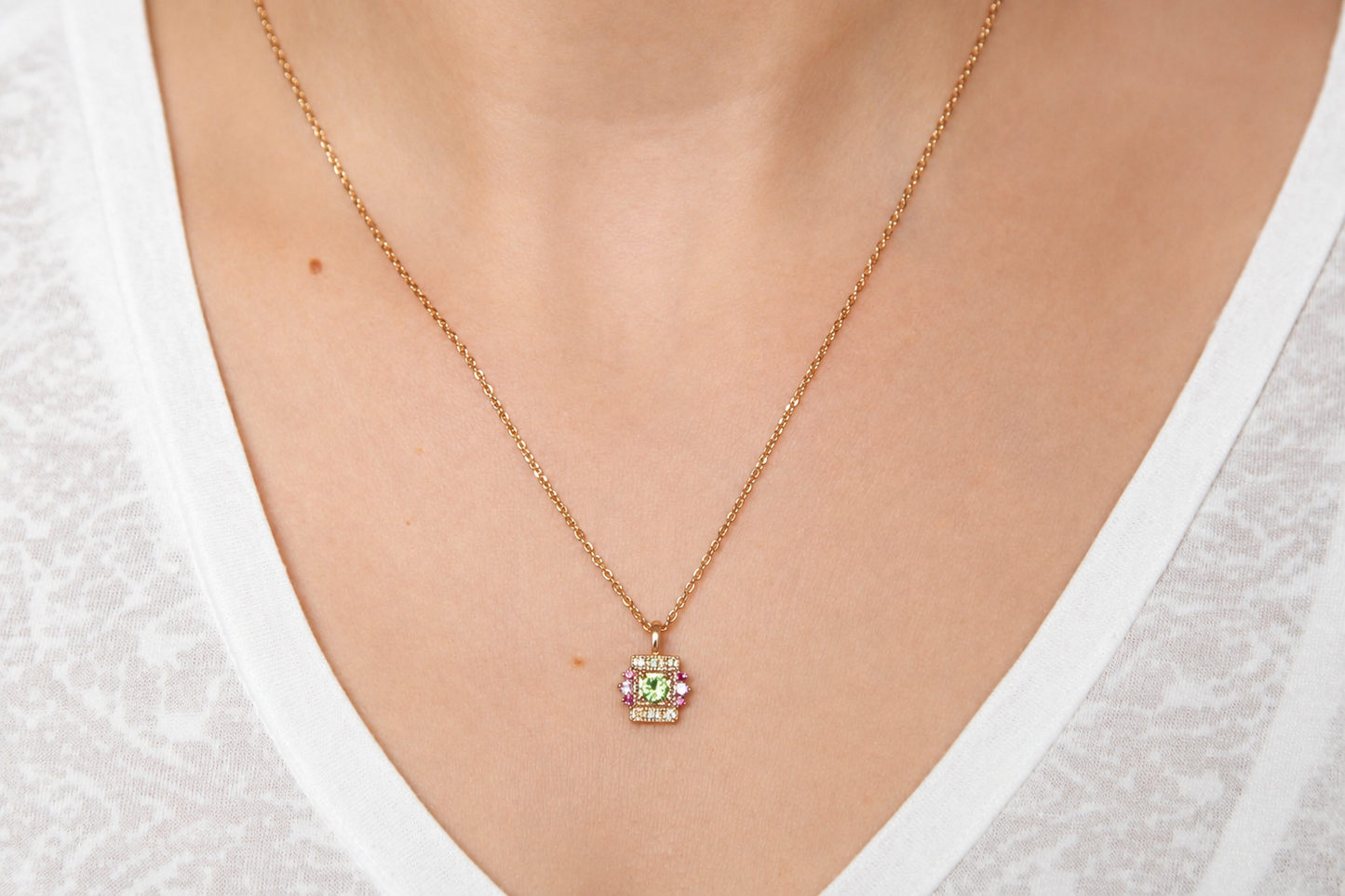 Boho-Chic Halskette 18 Karat vergoldet mit buntem quadratischem Anhänger