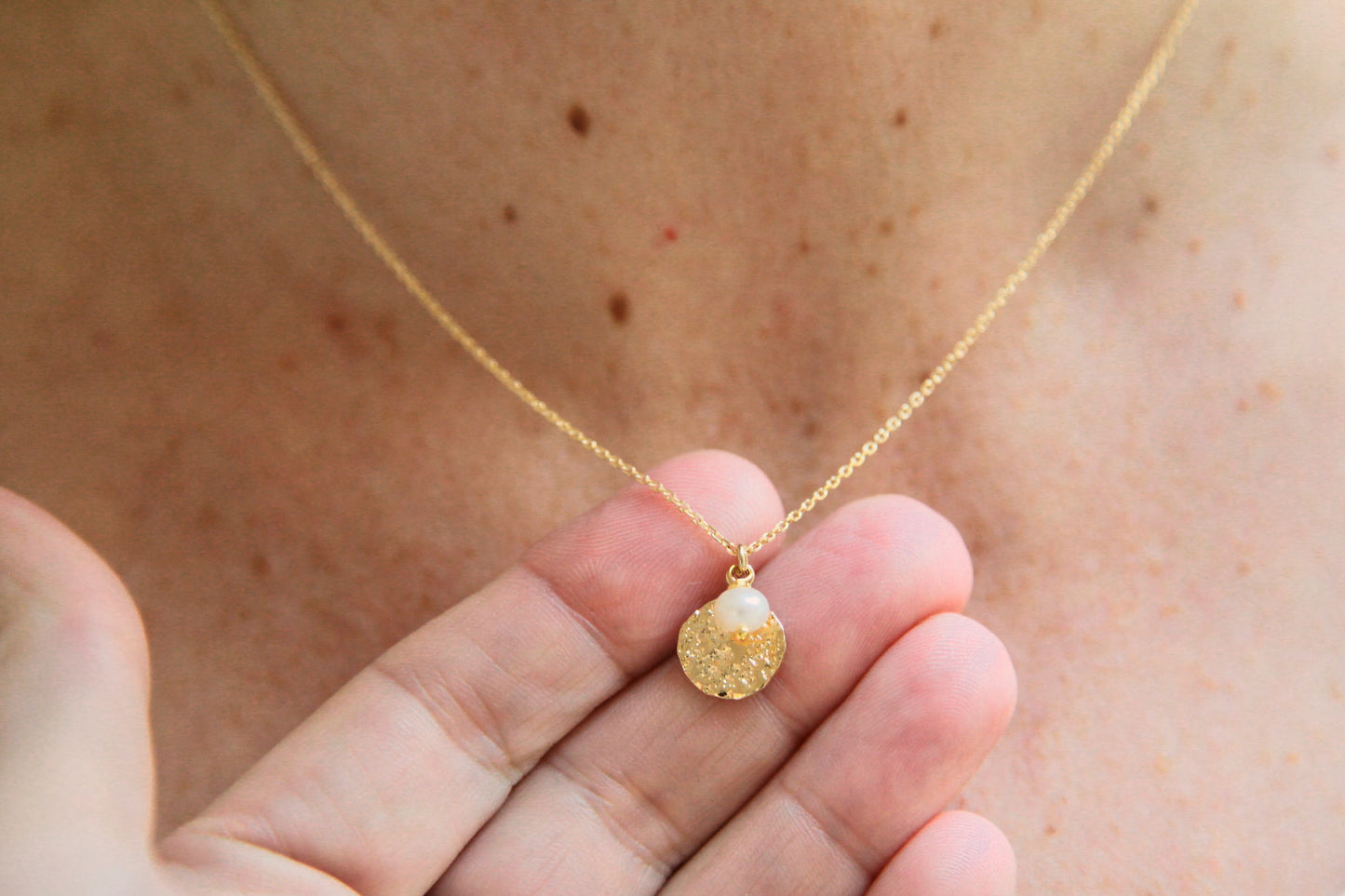 Kette Perlmutt & Plättchen-Anhänger vergoldet