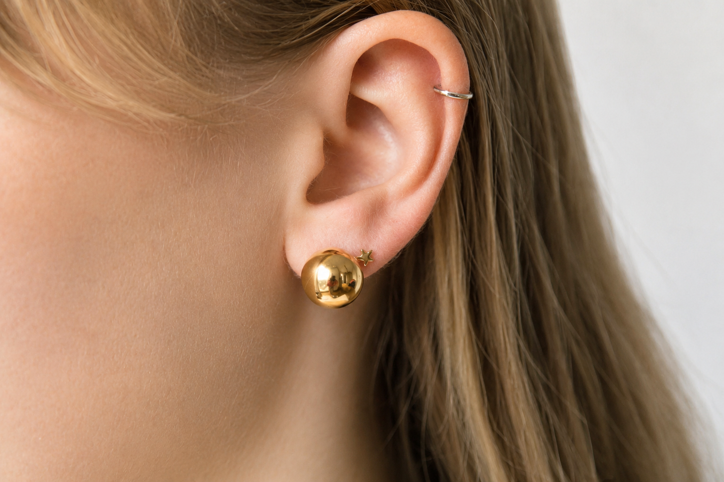 Goldene Kugel-Ohrstecker aus Edelstahl 12 mm