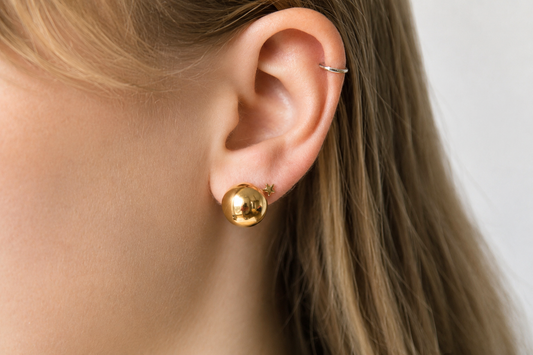 Goldene Kugel-Ohrstecker aus Edelstahl 12 mm