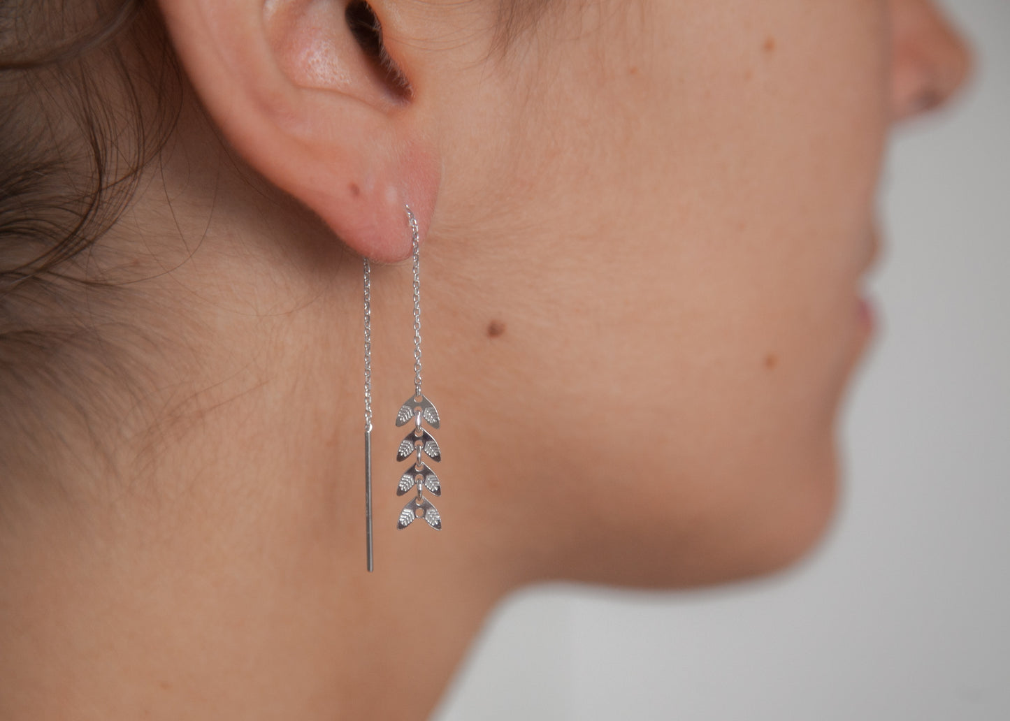 Hängende Ohrkettchen in Blattform aus Silber - Ohrringe für Damen