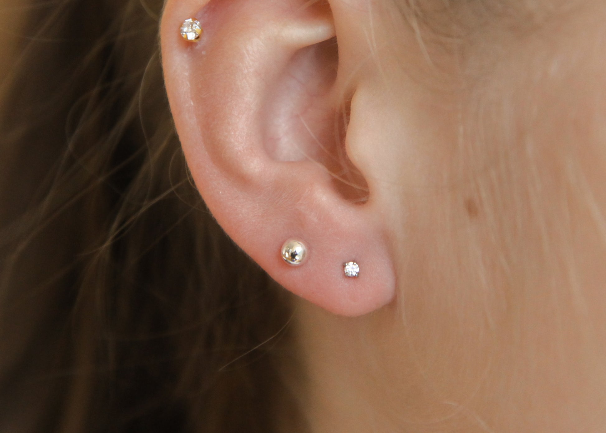 Silber Ohrstecker mit Zirkonia – kleine funkelnde Stecker (2 mm)