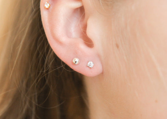 Zarte Ohrstecker aus 925 Silber mit weißen Zirkonia
