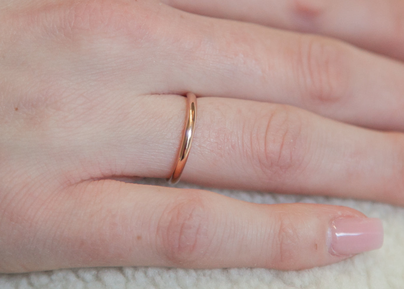 Zarte Eheringe in Roségold