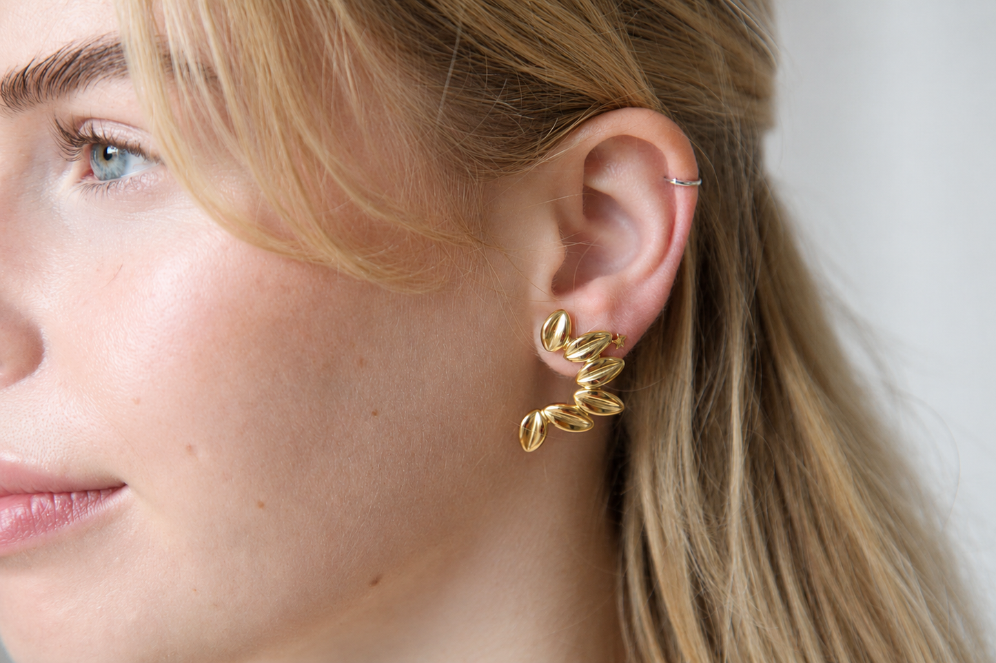 Goldene Statement-Ohrringe aus Edelstahl mit Blattdesign