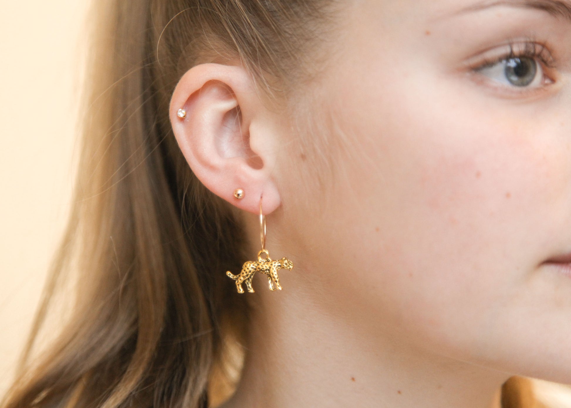Vergoldete Creolen mit Leopard-Anhängern – elegante goldfarbene Ohrringe