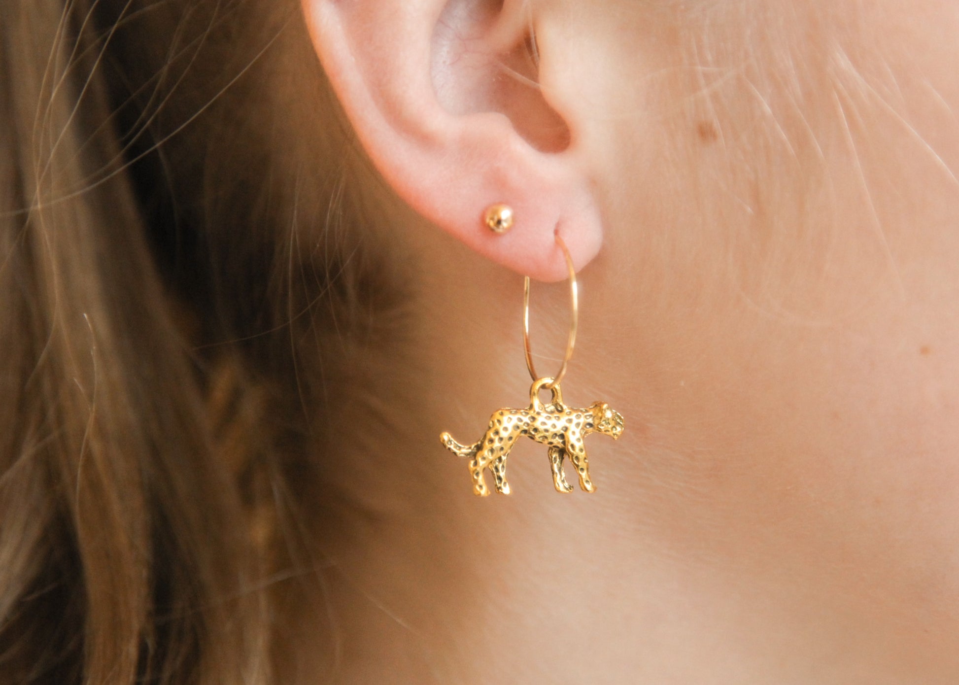 Vergoldete Creolen mit Leopard-Anhängern – elegante goldfarbene Ohrringe
