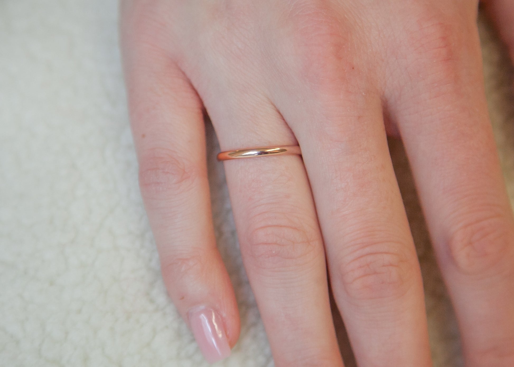 Zarte Eheringe in Roségold