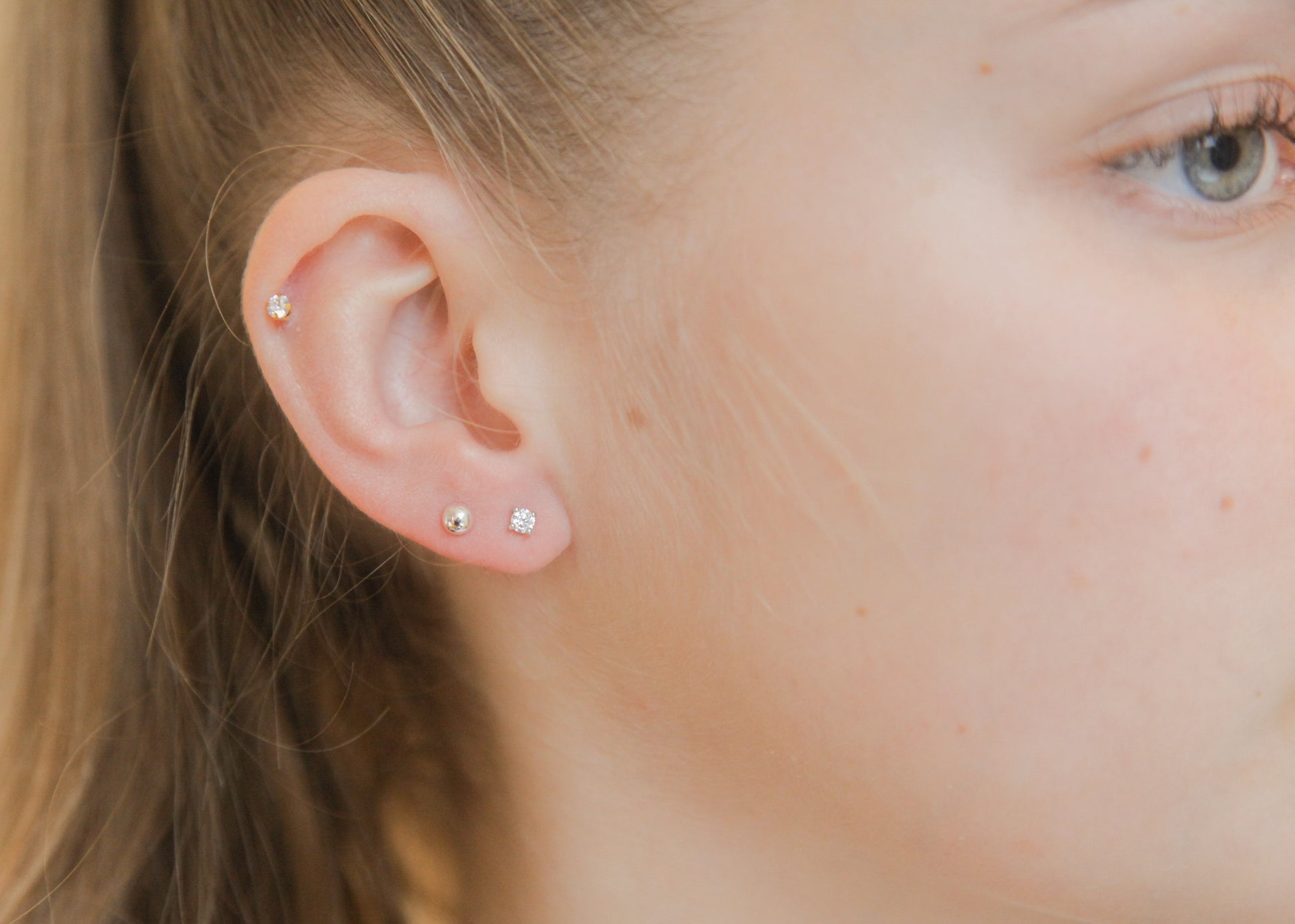 Zarte Ohrstecker aus 925 Silber mit weißen Zirkonia