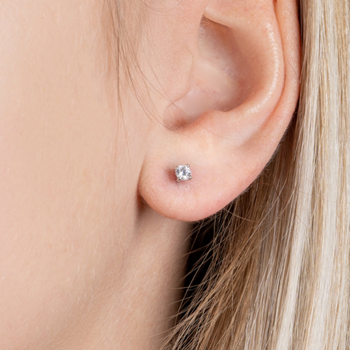 Zarte Ohrstecker aus 925 Silber mit weißen Zirkonia