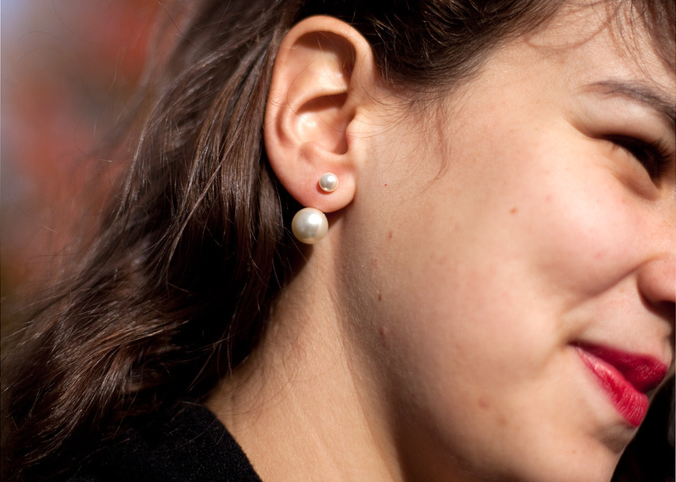 Ohrring mit zwei weißen Perlen | 16Karat vergoldet