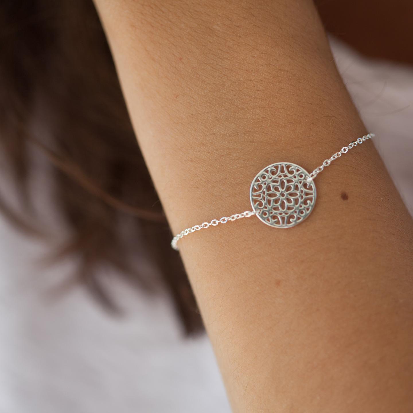 Armband mit Blumenornament aus Silber