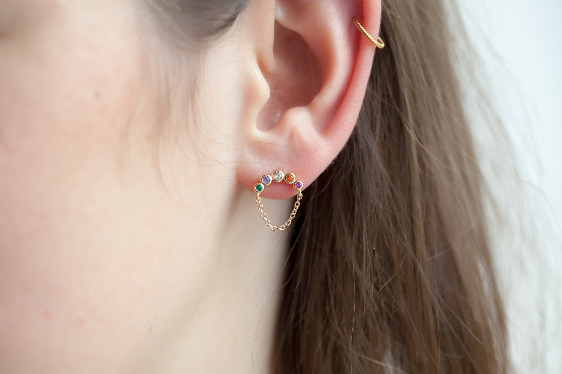 Ohrringe mit bunten Steinen und Kette vergoldet
