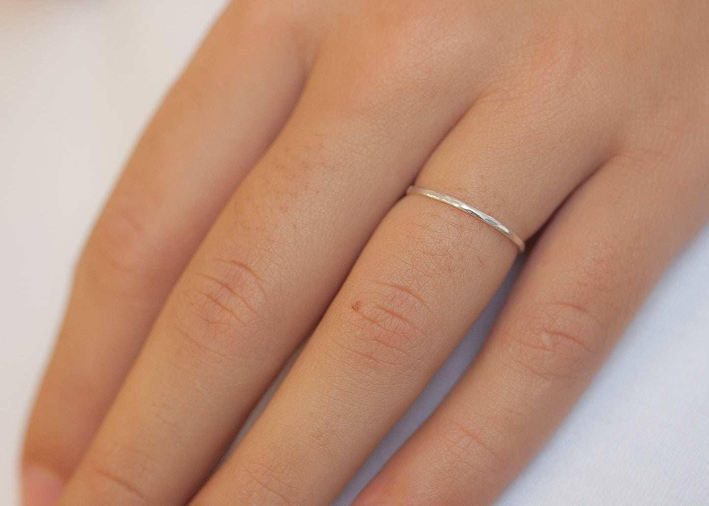 Minimalistischer Ring gehämmert aus Silber