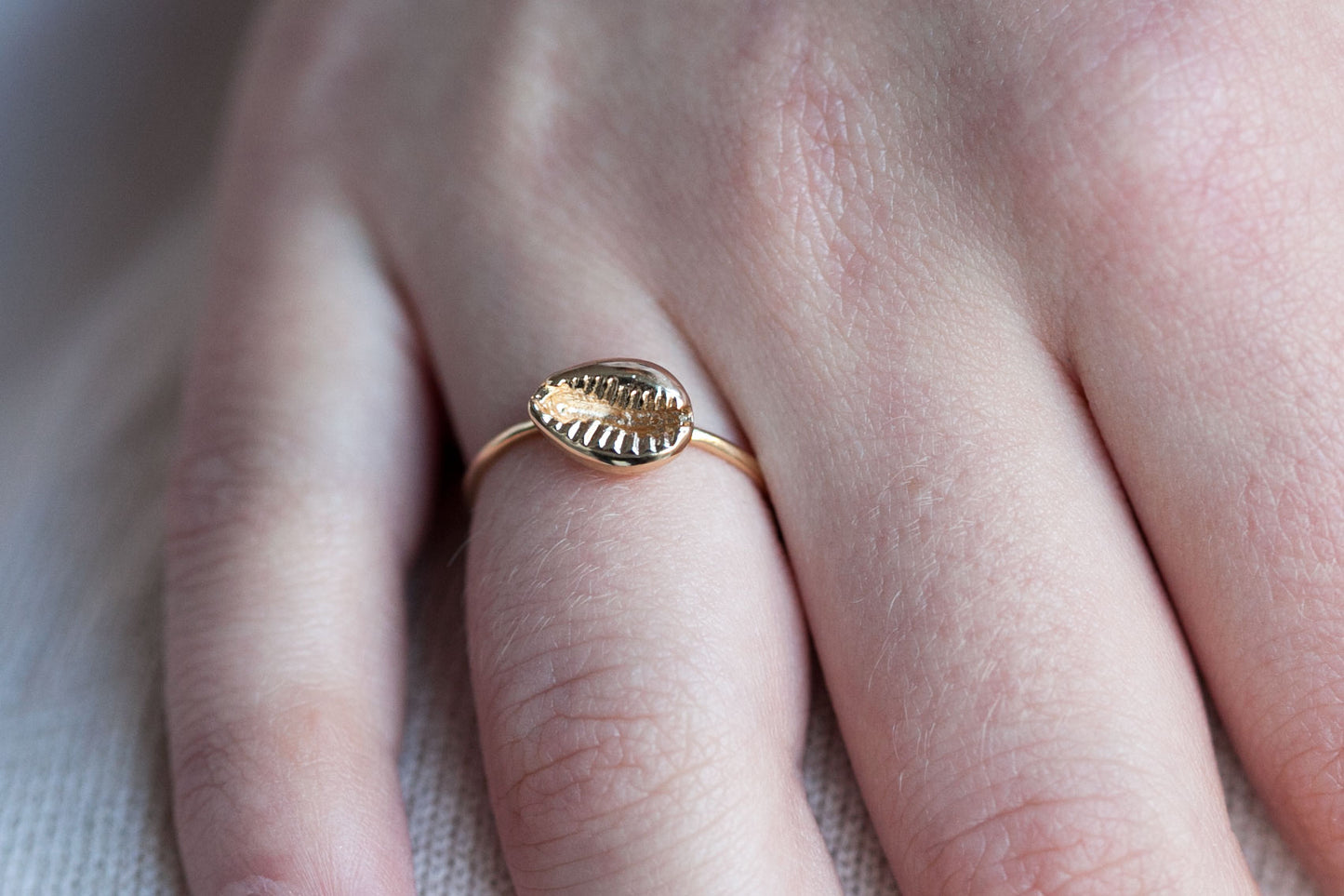 Verstellbarer Ring mit Muschel - 16k vergoldet
