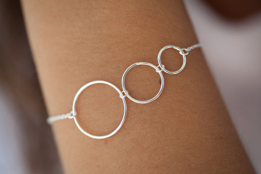 Armband mit 3 verschlungenen Ringen aus Silber
