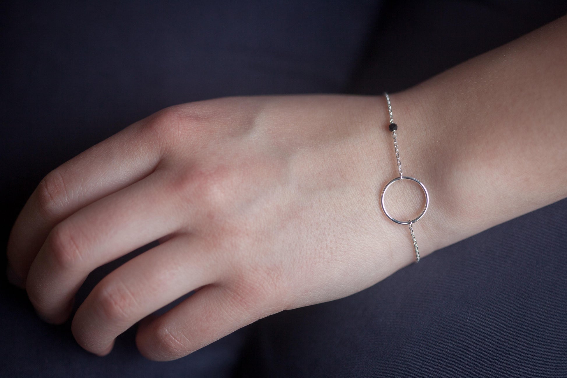 Armband mit Kreis und Perle aus Silber