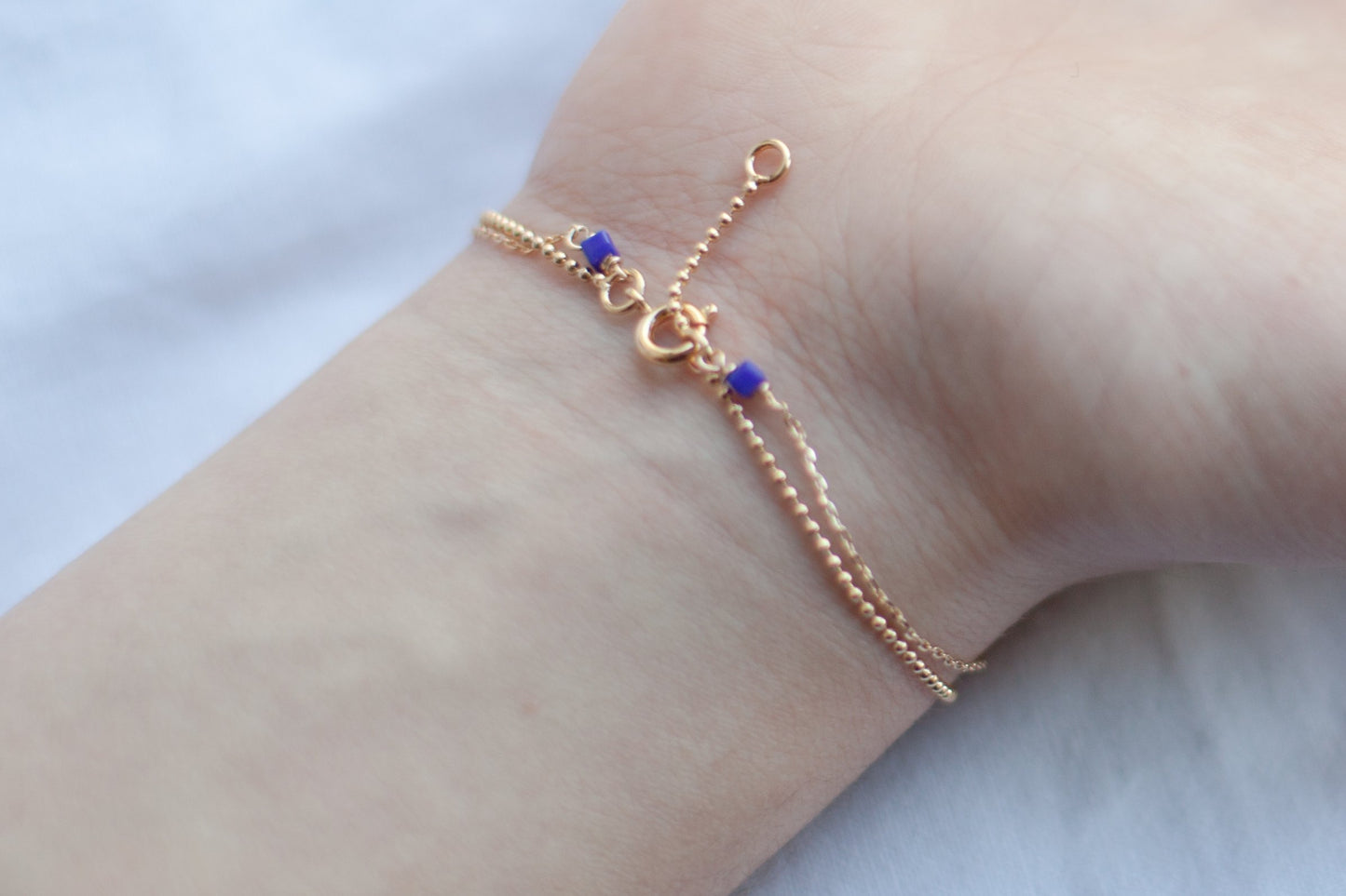 Zweireihiges Armband mit 8 blauen Perlen, vergoldet