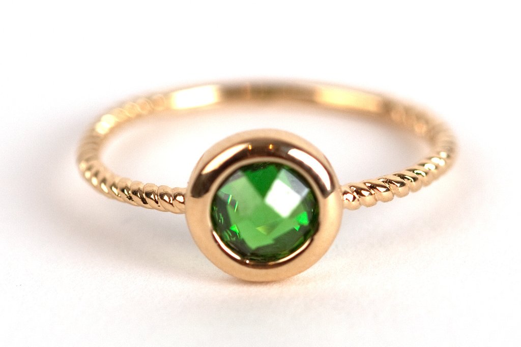 Ring mit eingefasstem Stein in grün - Vergoldet