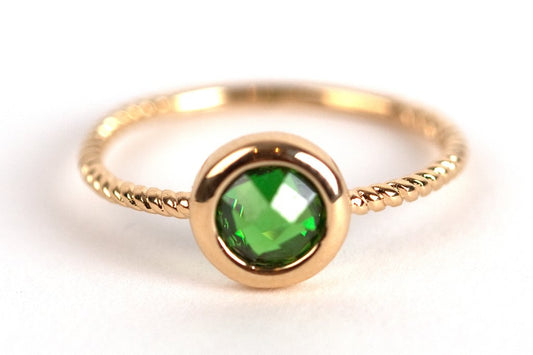 Ring mit eingefasstem Stein in grün - Vergoldet