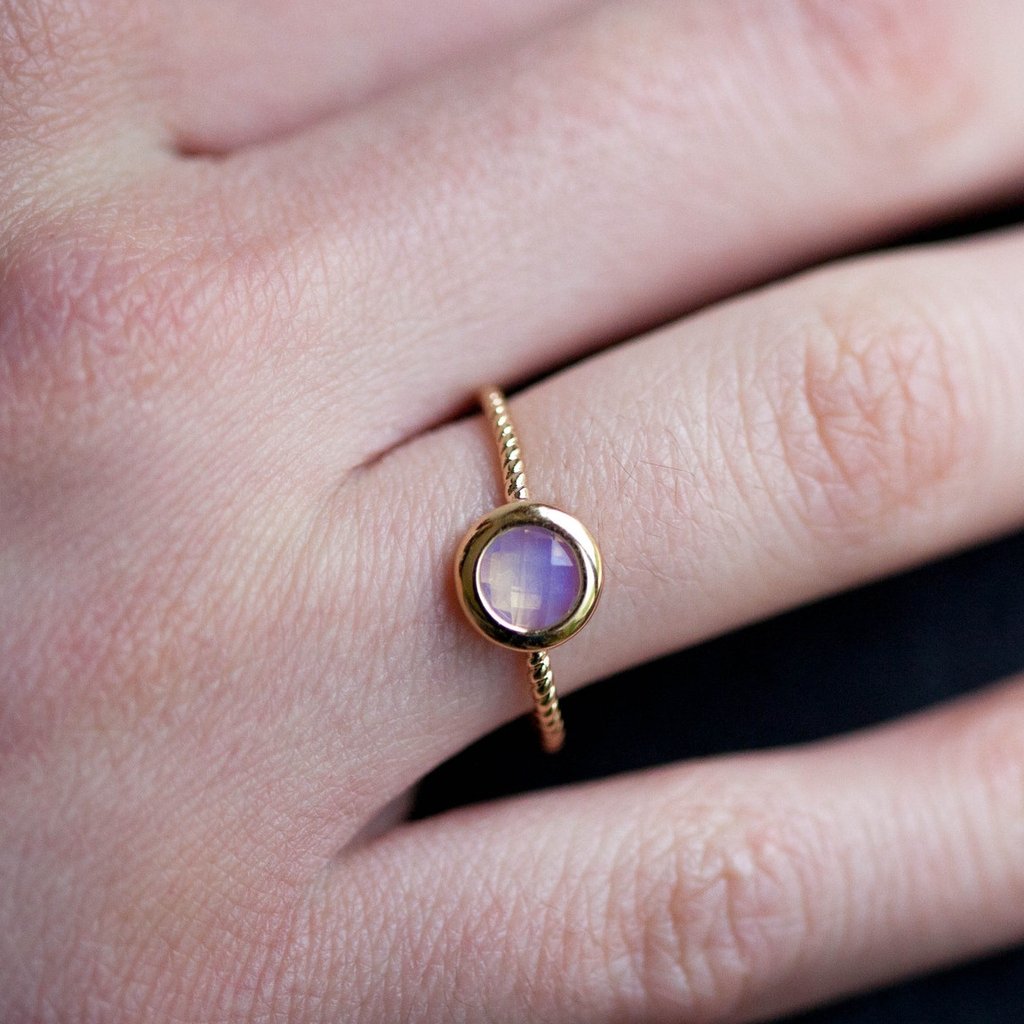 Ring mit eingefasstem Stein - Vergoldet