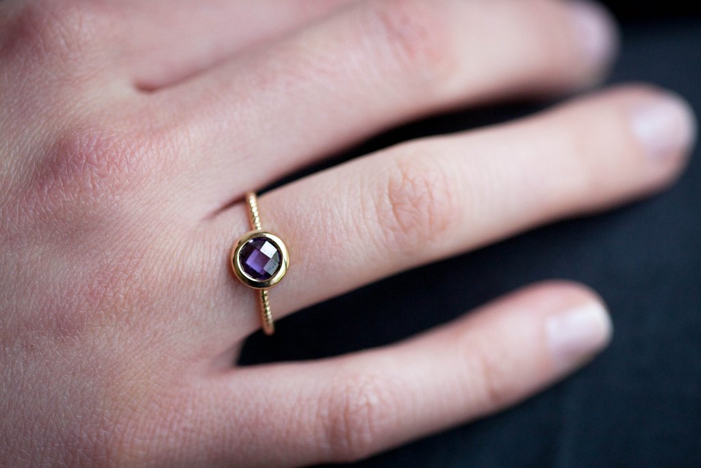 Schöner Ring mit lila Stein - Vergoldet